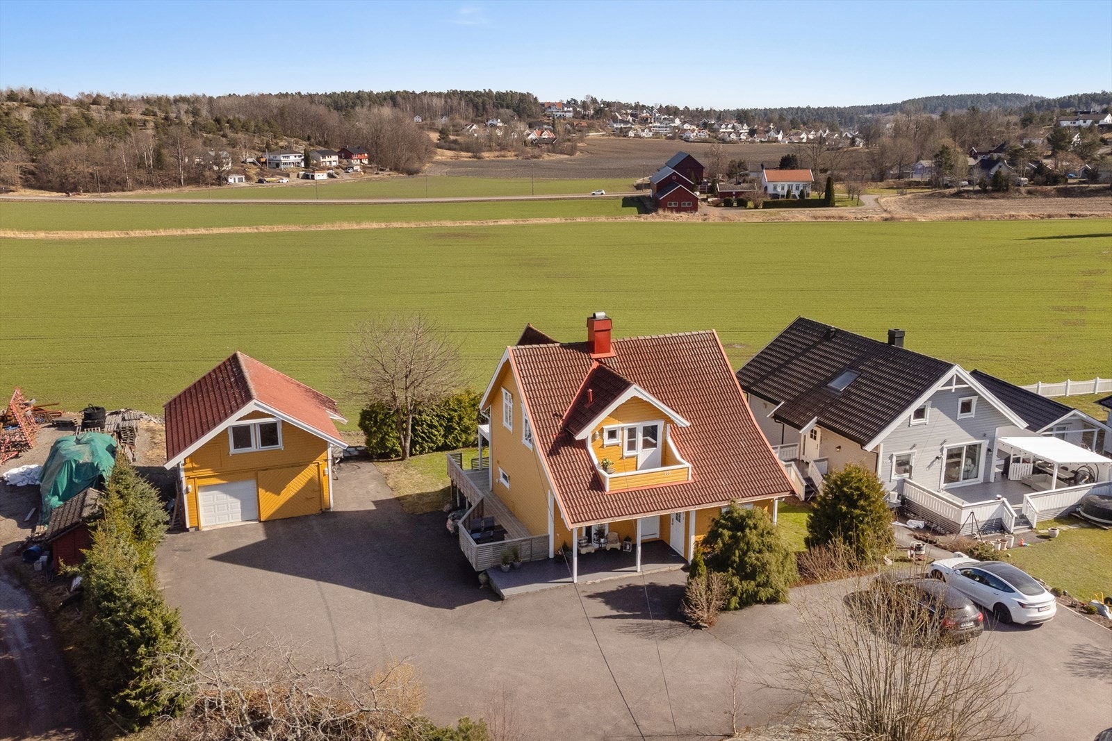 Eneboligen er over 2 etasjer + innredet kjeller. Dobbeltgarasje med loft. Galleribilde