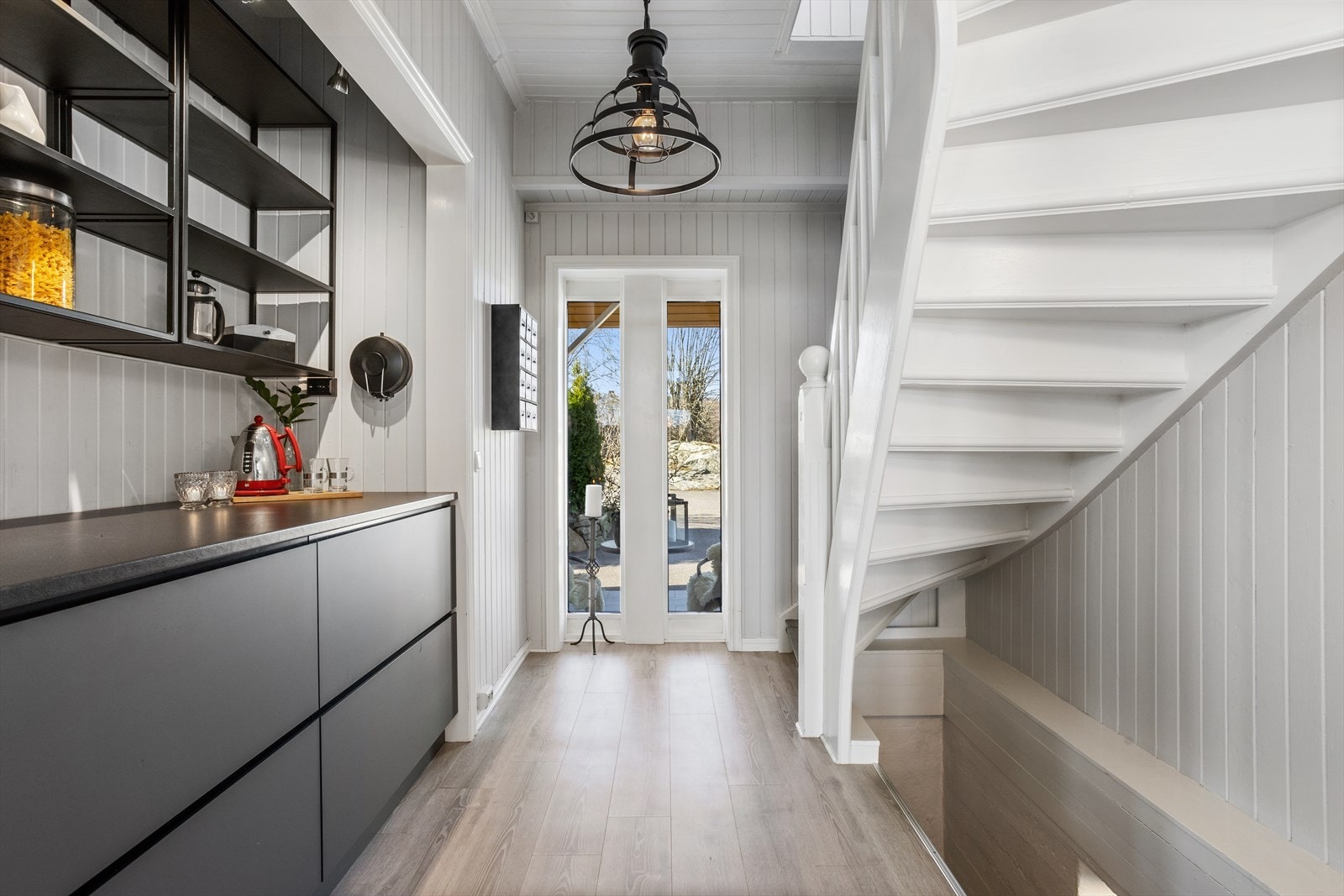 Gang med trapp opp til 2. etasje og trapp ned til kjeller. Galleribilde