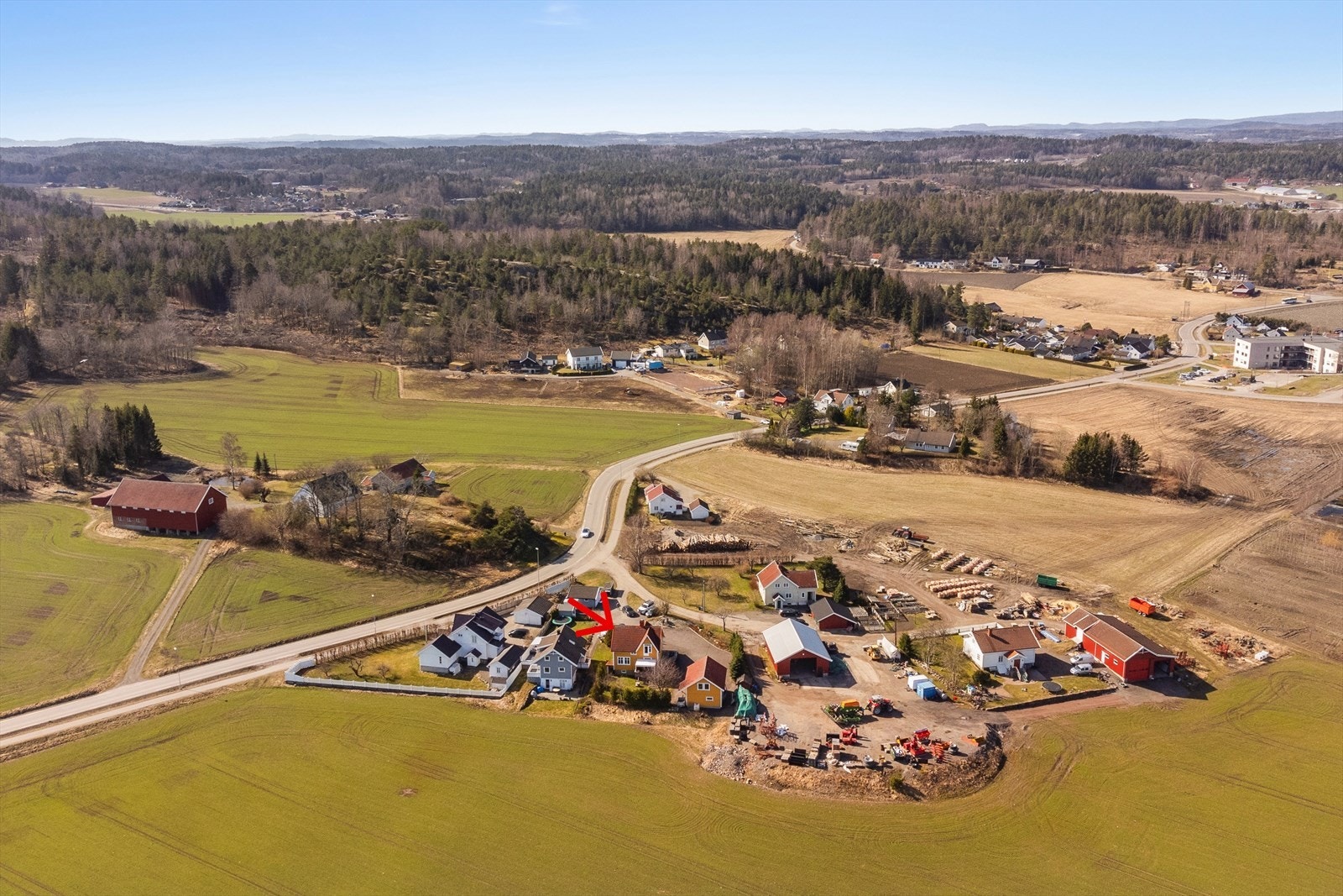 Dette er en romslig og velholdt familiebolig i et barnevennlig og solrikt område. Galleribilde