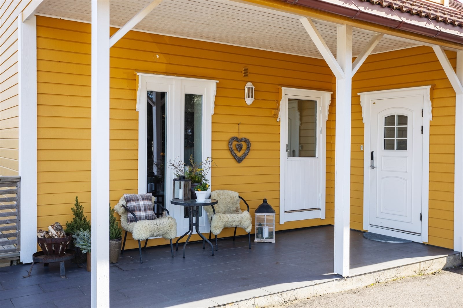 Fra gårdsplassen kommer du til en overbygd inngang, som både gir ly for regn/snø og skaper en hyggelig velkomst. Galleribilde