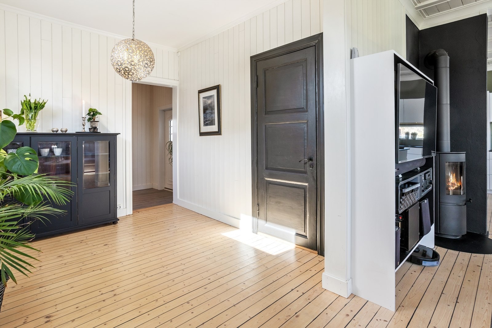 Inngangsdøren til badet er like ved stuen og inngangspartiet. Galleribilde