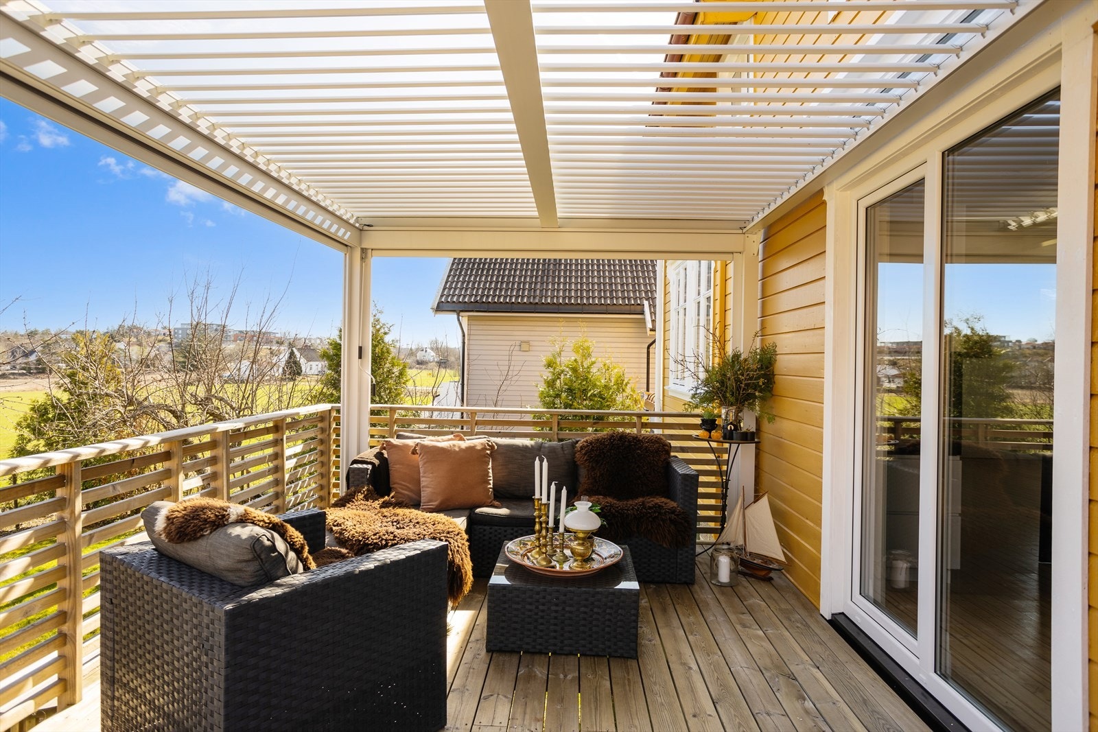 Flott terrasse med god plass til sittegrupper og øvrig møblement Galleribilde