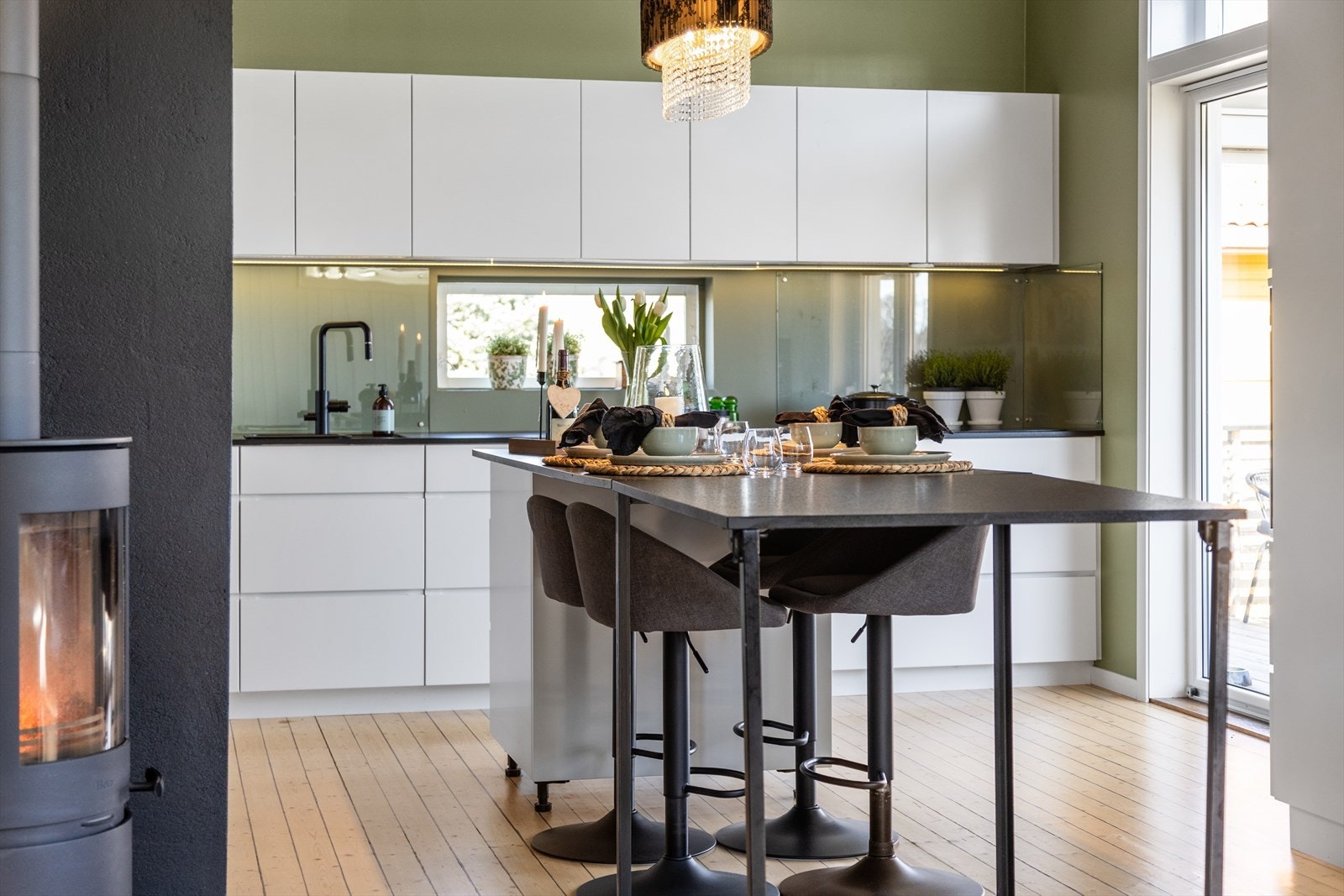 Kjøkkenet er 2021. Kvik type XXL med ekstra dype skuffer og skap + benkeplate Galleribilde