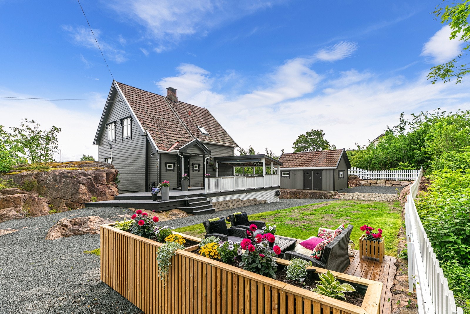 Stor plen og mange hyggelige uteplasser, tilhørende anneks i bakgrunn. Galleribilde