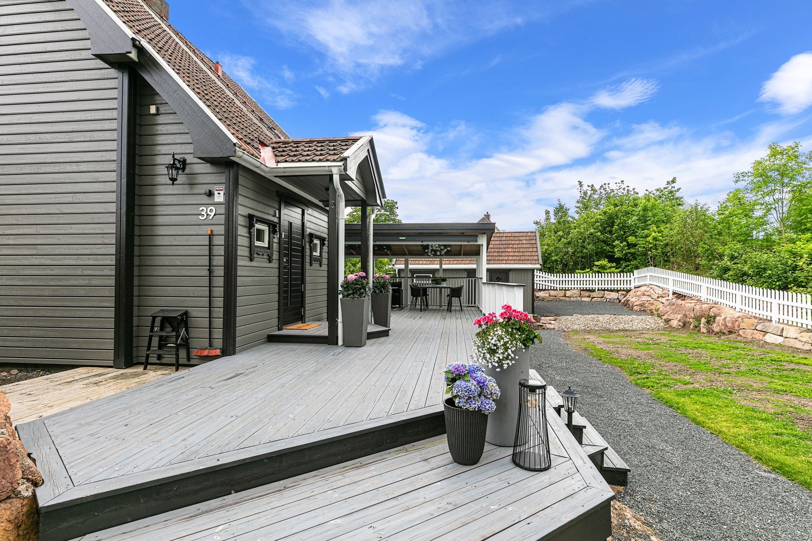 Stor terrasse ved inngangen. Galleribilde