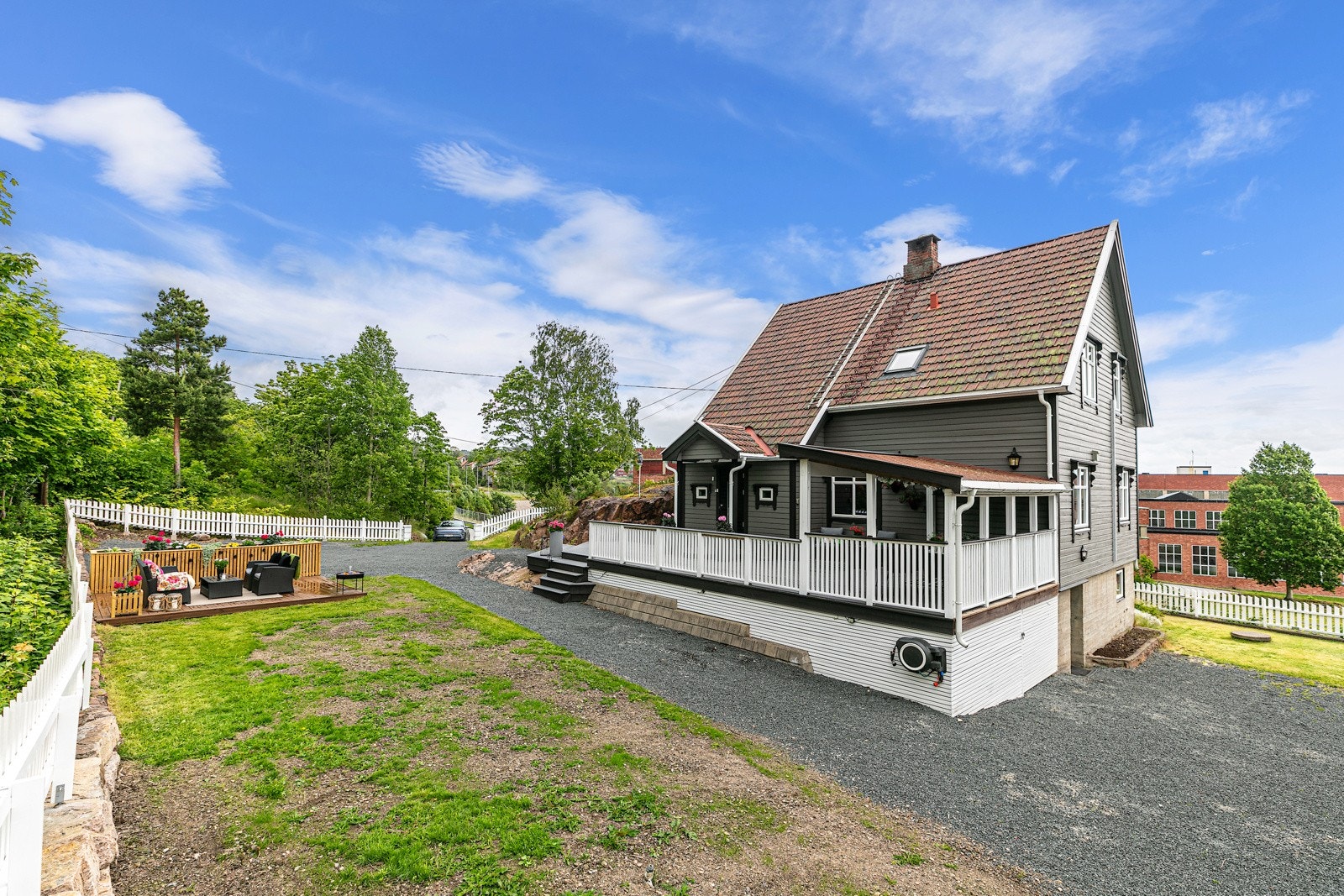 Stor vestvendt terrasse som er delvis overbygget. Galleribilde