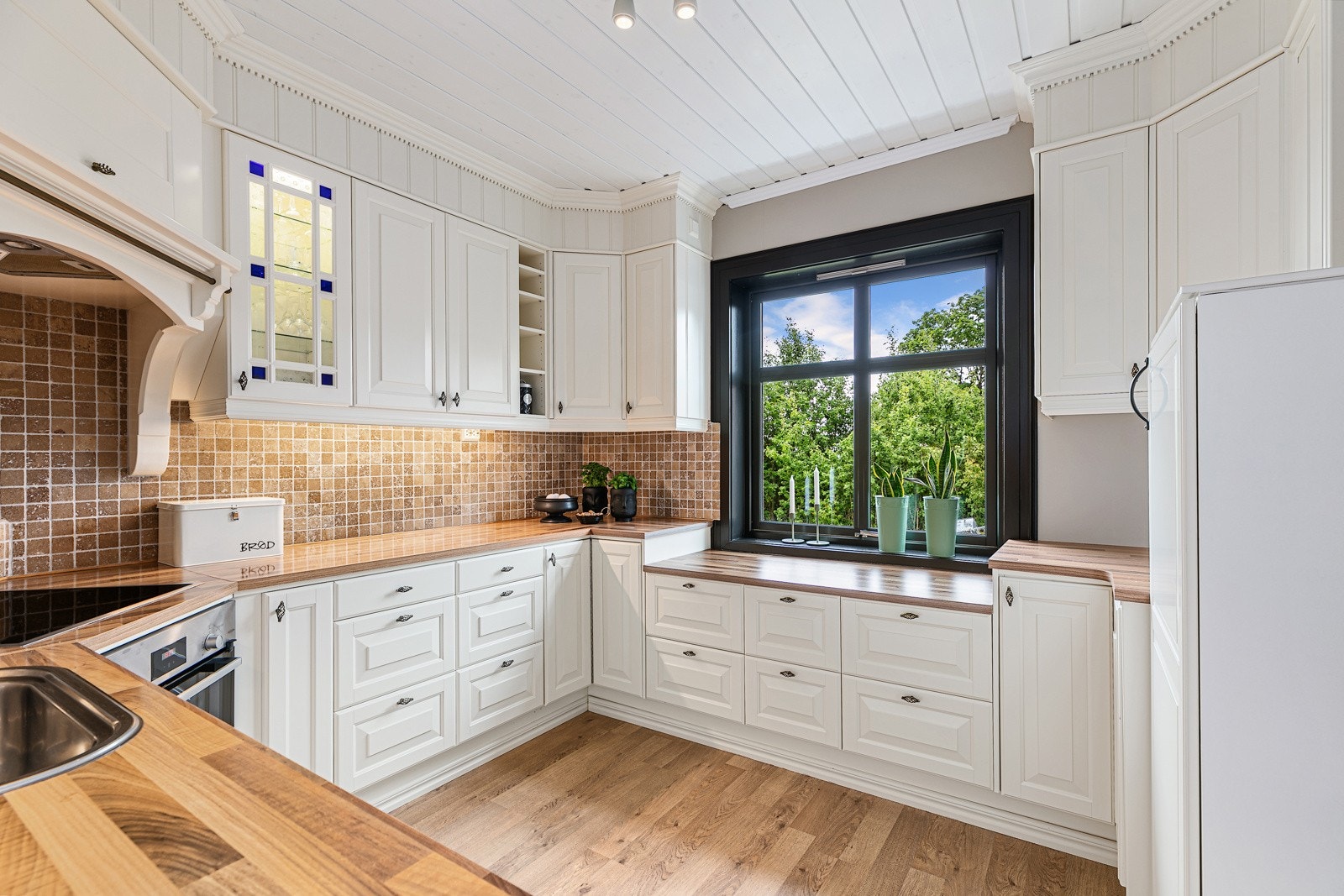 Lekkert kjøkken med profilerte fronter. Galleribilde