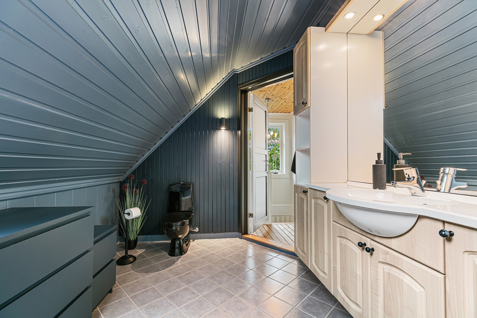 Romslig innredning. Galleribilde