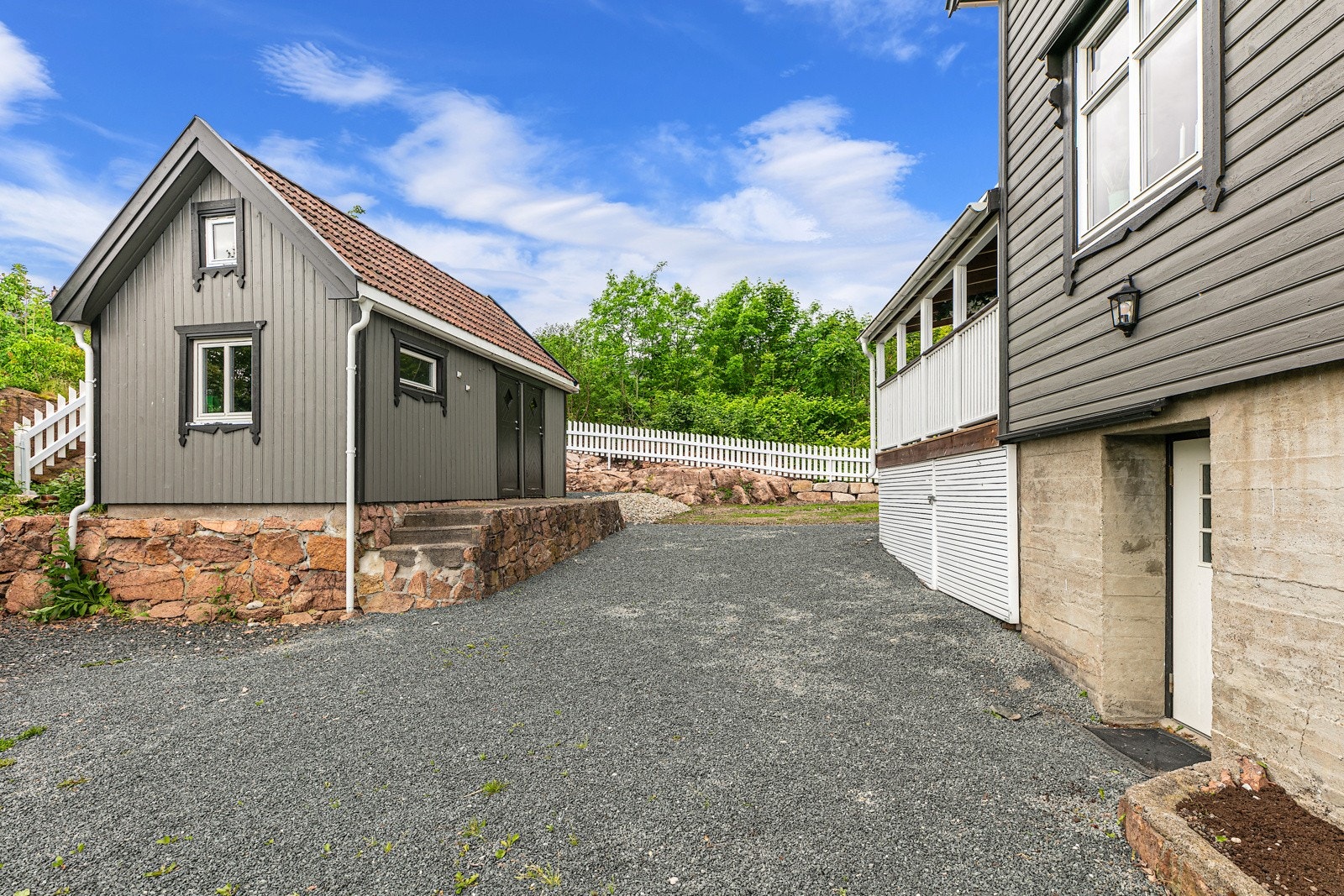 Uthus og dør inn til hobbyrom, her har man god plass. Galleribilde