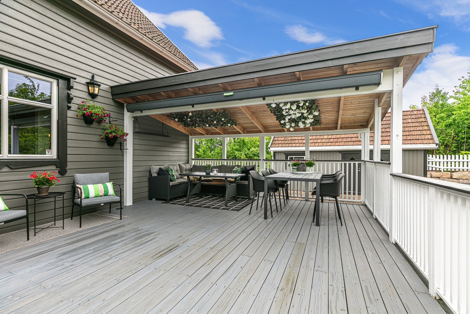 Flott delvis overbygget terrasse, dette er stedet for sene sommerkvelder. Galleribilde