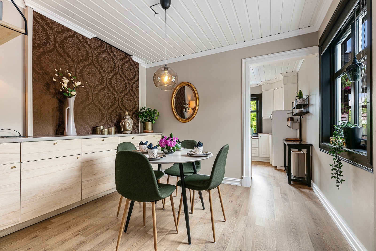 Kjøkken/kontor. Galleribilde