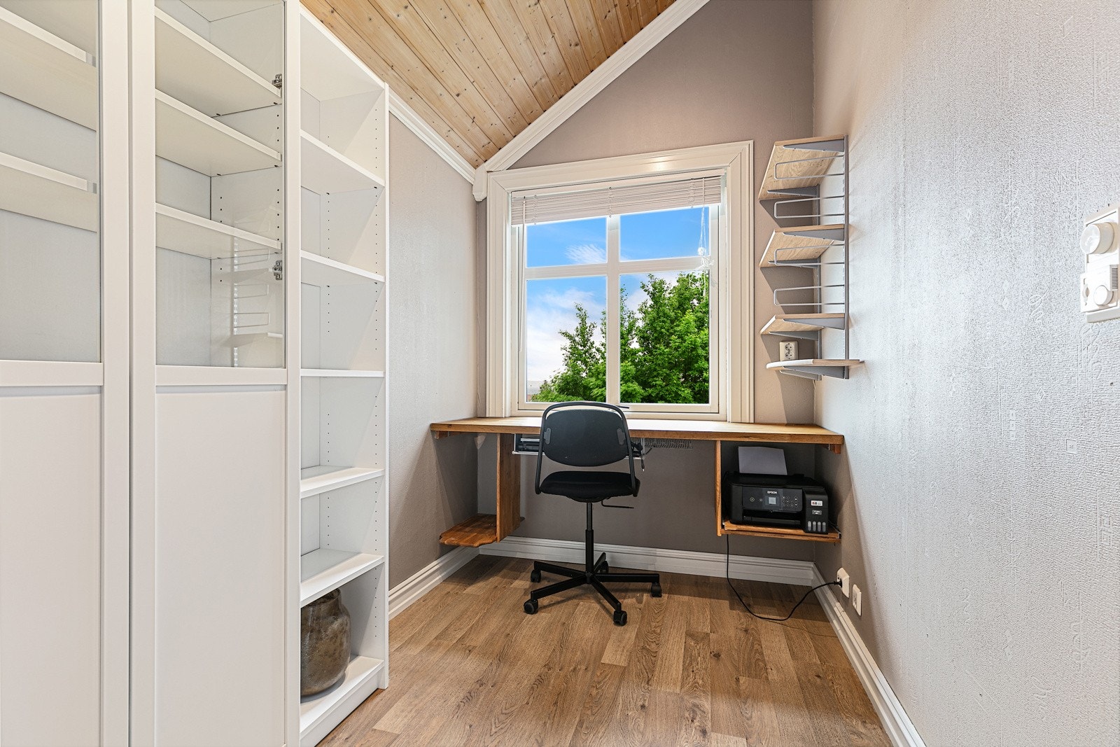 Kontor i 1 etg innenfor spisestue. Galleribilde