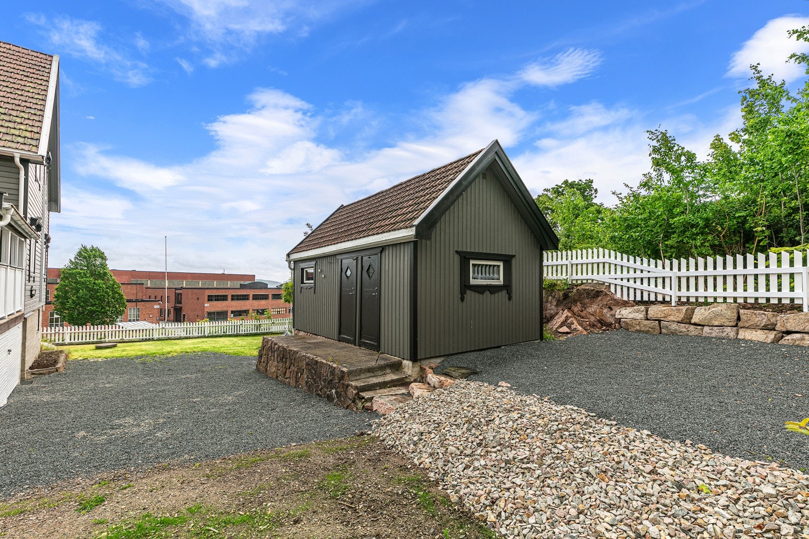 Uthuset er nyoppusset med ny panel og nytt tak. Galleribilde