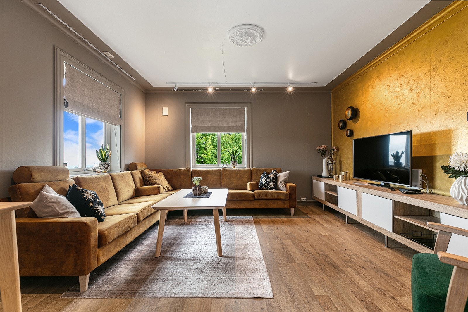 Romslig stue med høyt under taket og moderne farger. Galleribilde