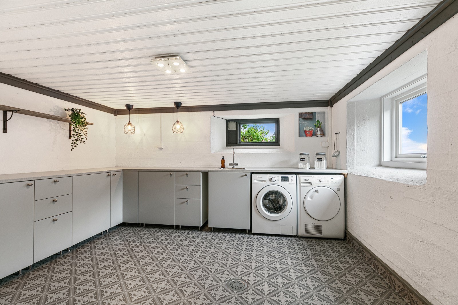 Stort romslig vaskerom i U-etg med varme i gulv. Galleribilde