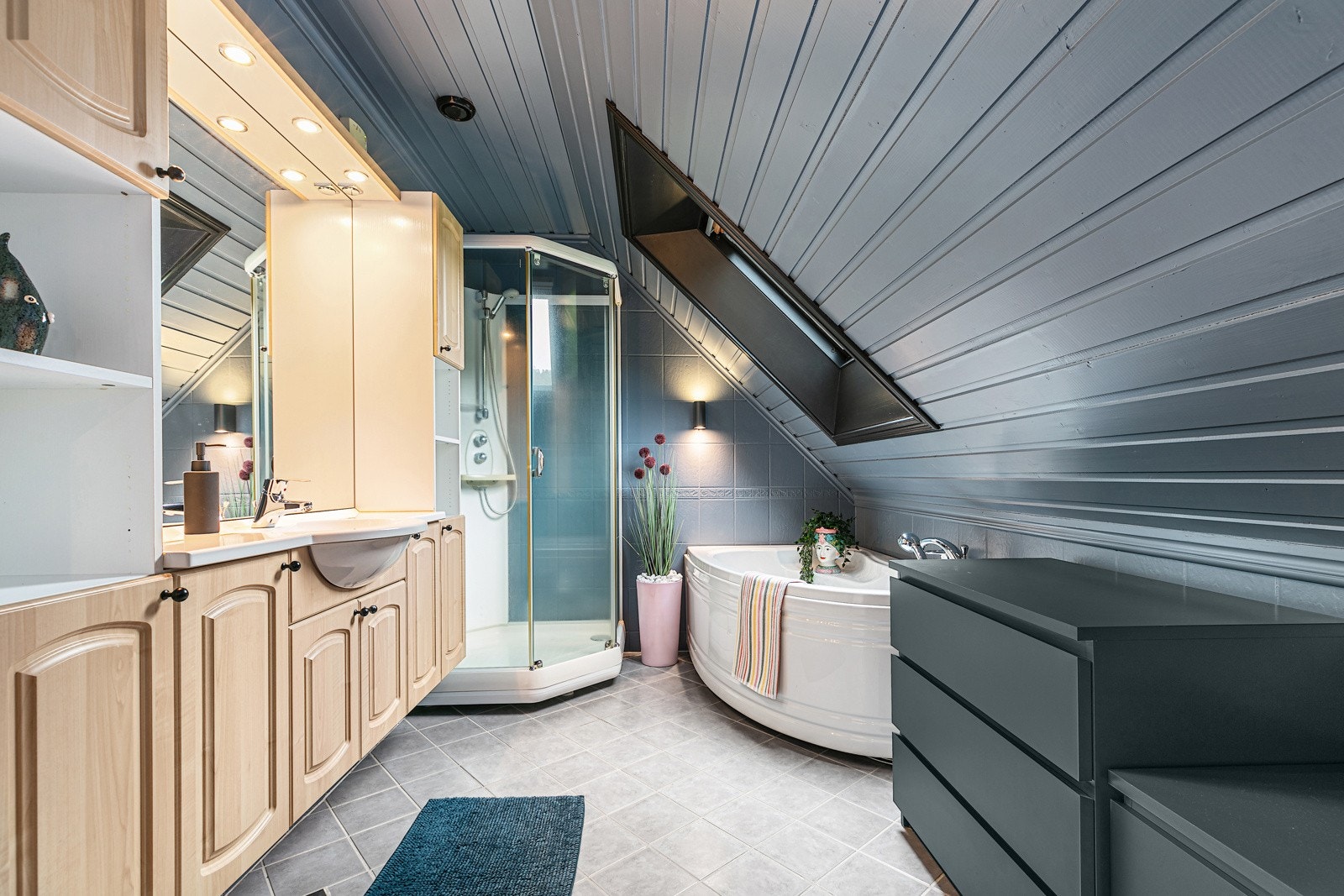 Moderne bad med både badekar og dusjkabinett. Galleribilde