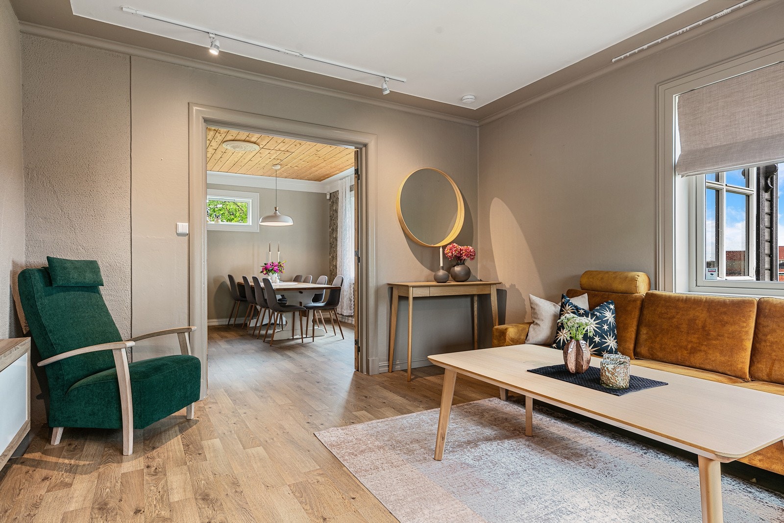 Stuen med spiserommet i bakgrunn. Galleribilde