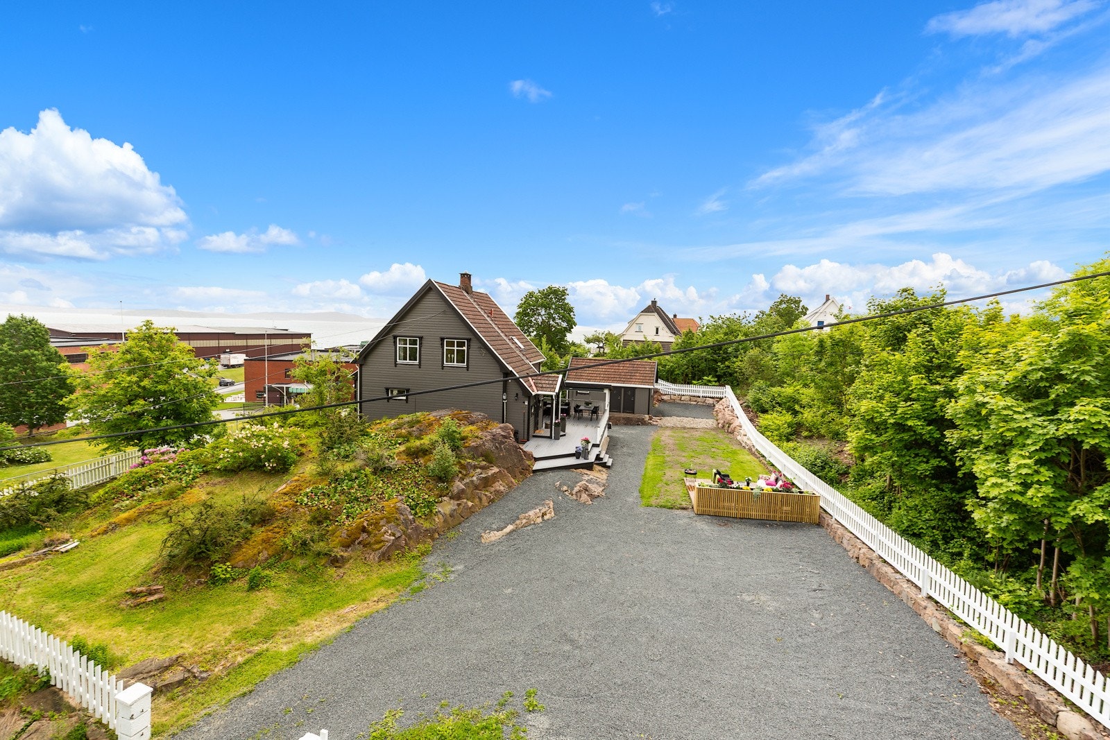 Stor romslig gårdsplass, god plass til evnt oppsetting av garasje. Galleribilde