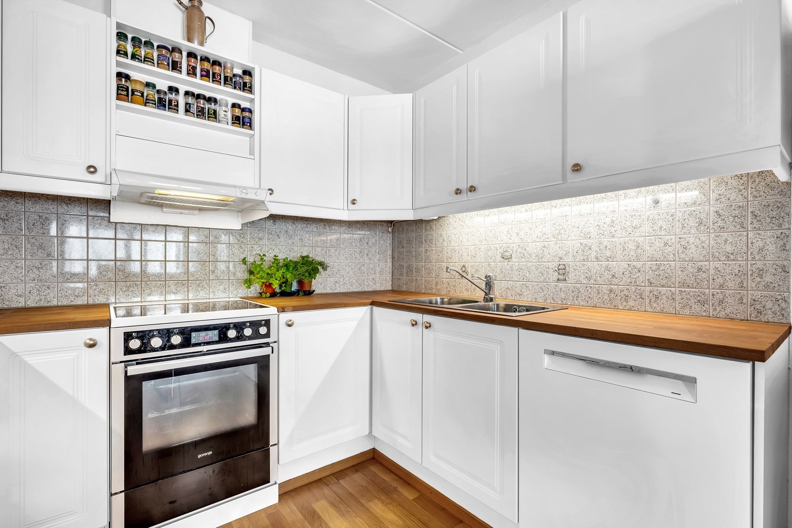 Kjøkkenet er utstyrt med stekeovn, oppvaskmaskin og kombiskap. Galleribilde