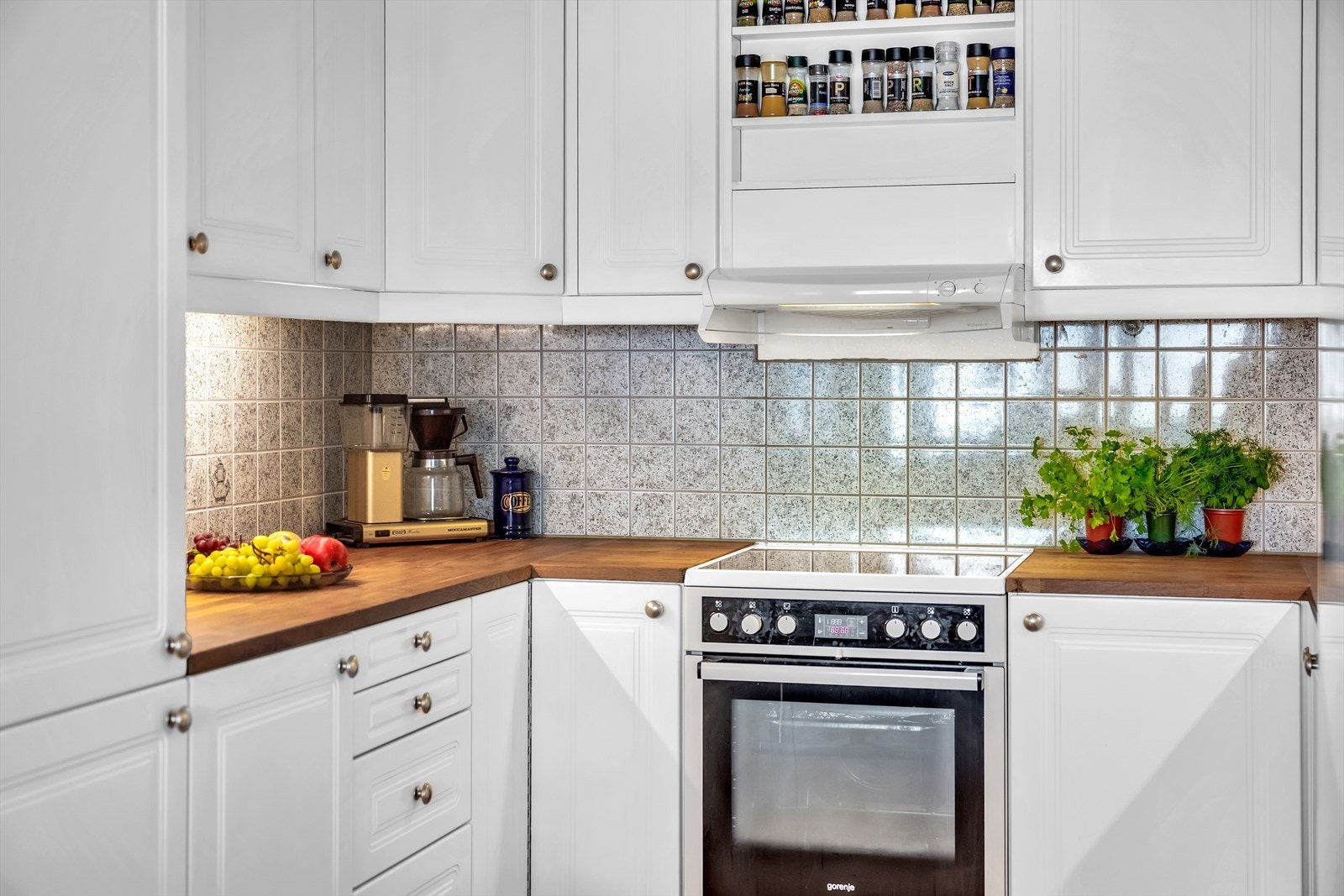 Benkeplaten ble skiftet i 2016 og er i heltre av eik. Galleribilde