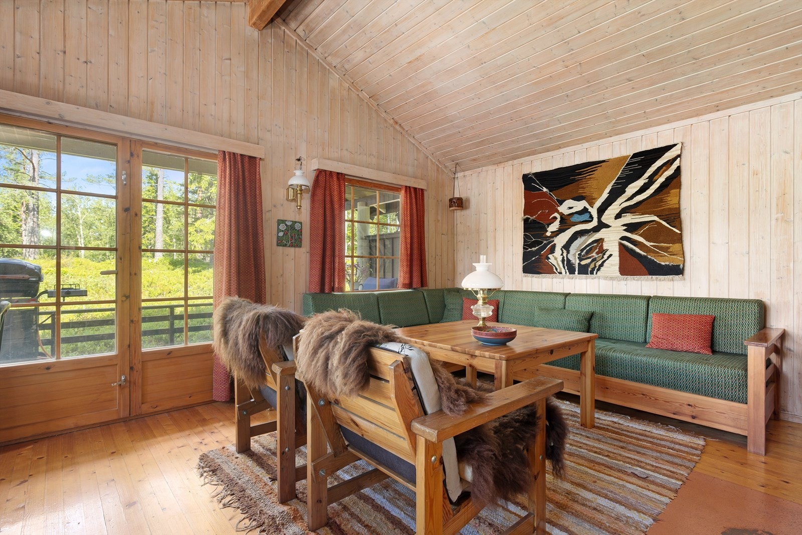 Fra stuen er det også utgang til terrassen, som er delvis overbygget. Galleribilde