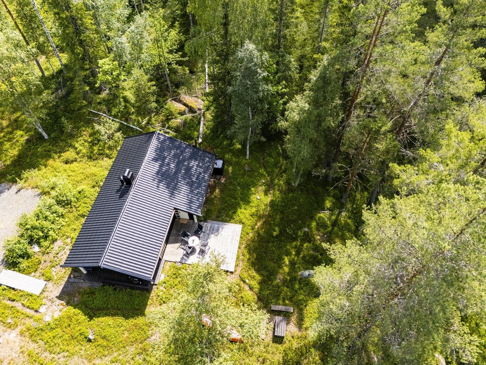 Tomten er på ca. 886,7 m² og det er helårsvei helt frem. Galleribilde