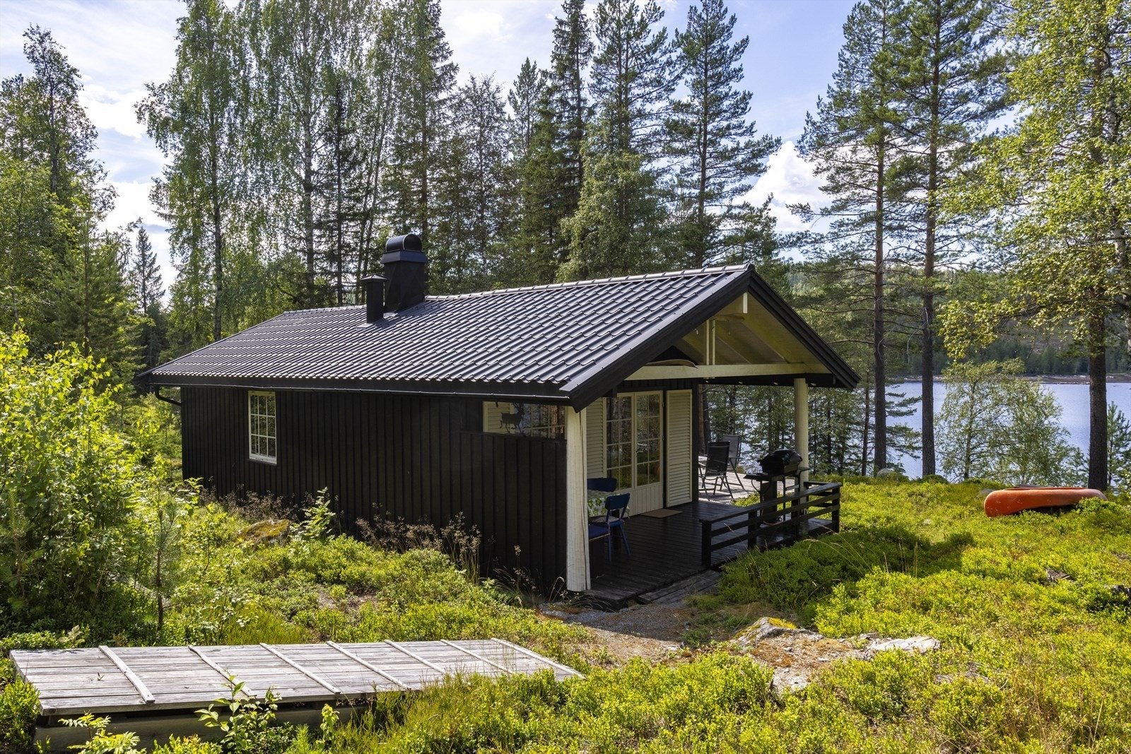 Eiendommen er i all hovedsak en naturtomt med gruset vei helt frem til hytta med fantastisk utsikt ut over Grytevatn. Galleribilde