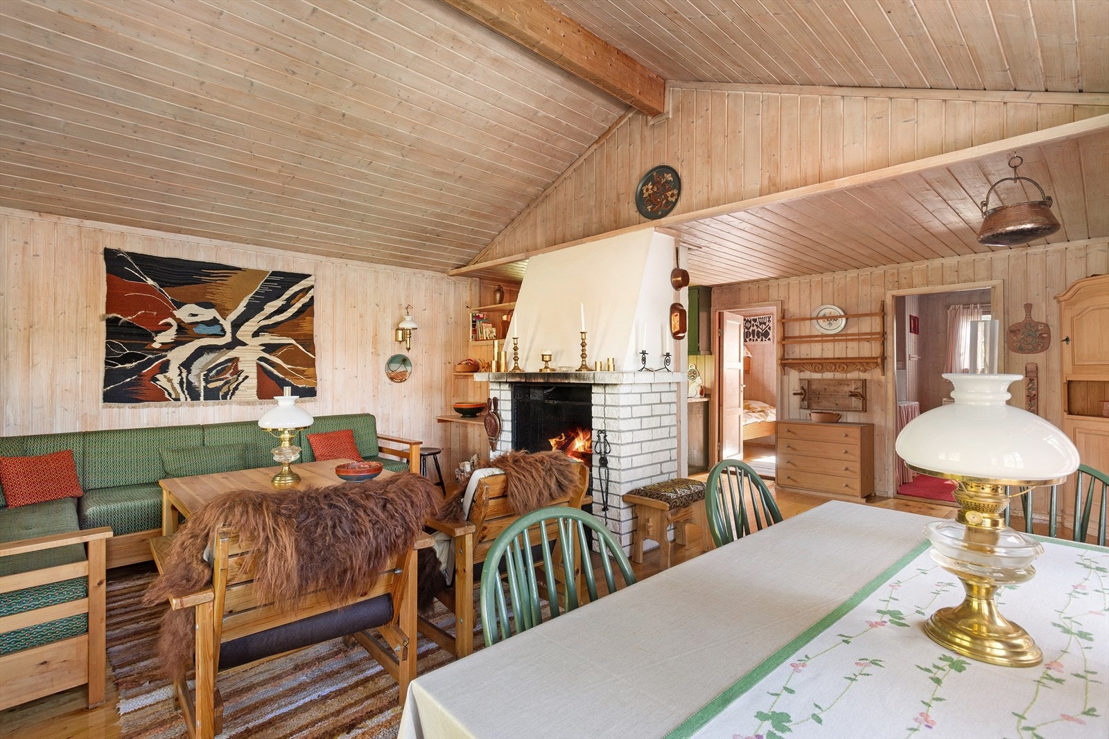 Innendørs har hytta en hyggelig stue, med god mønehøyde og luftig atmøsfære. Galleribilde