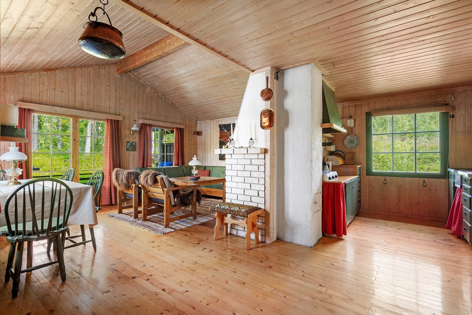 Den delvis åpne løsningen mot kjøkken skaper et hyggelig allrom. Galleribilde