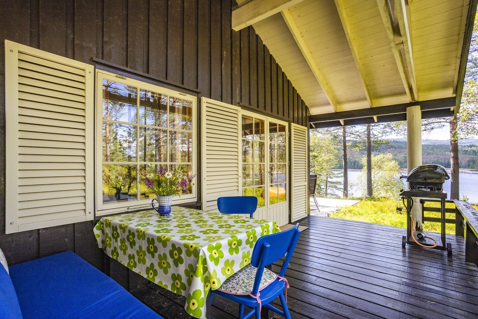 Terrassen ligger skjermet for innsyn og det overbygde taket skaper også en lun sitteplass. Galleribilde