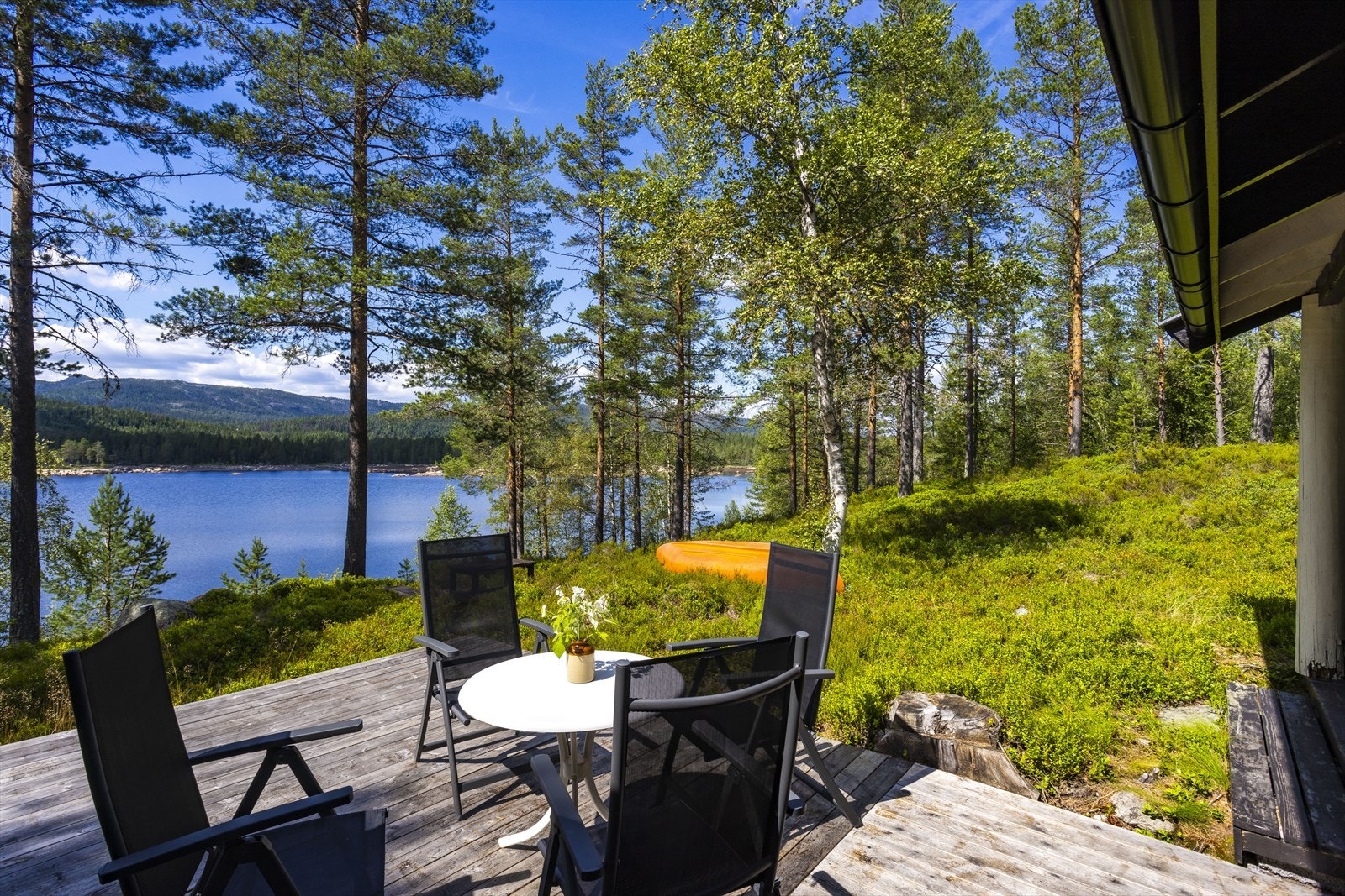 Fra uteplassen har man nydelig utsikt utover Grytevatn. Galleribilde