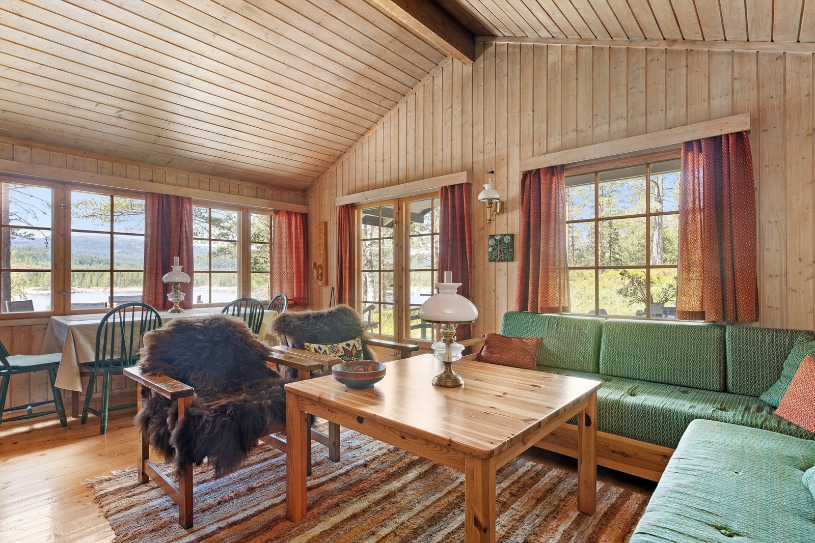 Store vindusflater slipper inn godt med naturlig dagslys, og gir flott utsyn. Galleribilde