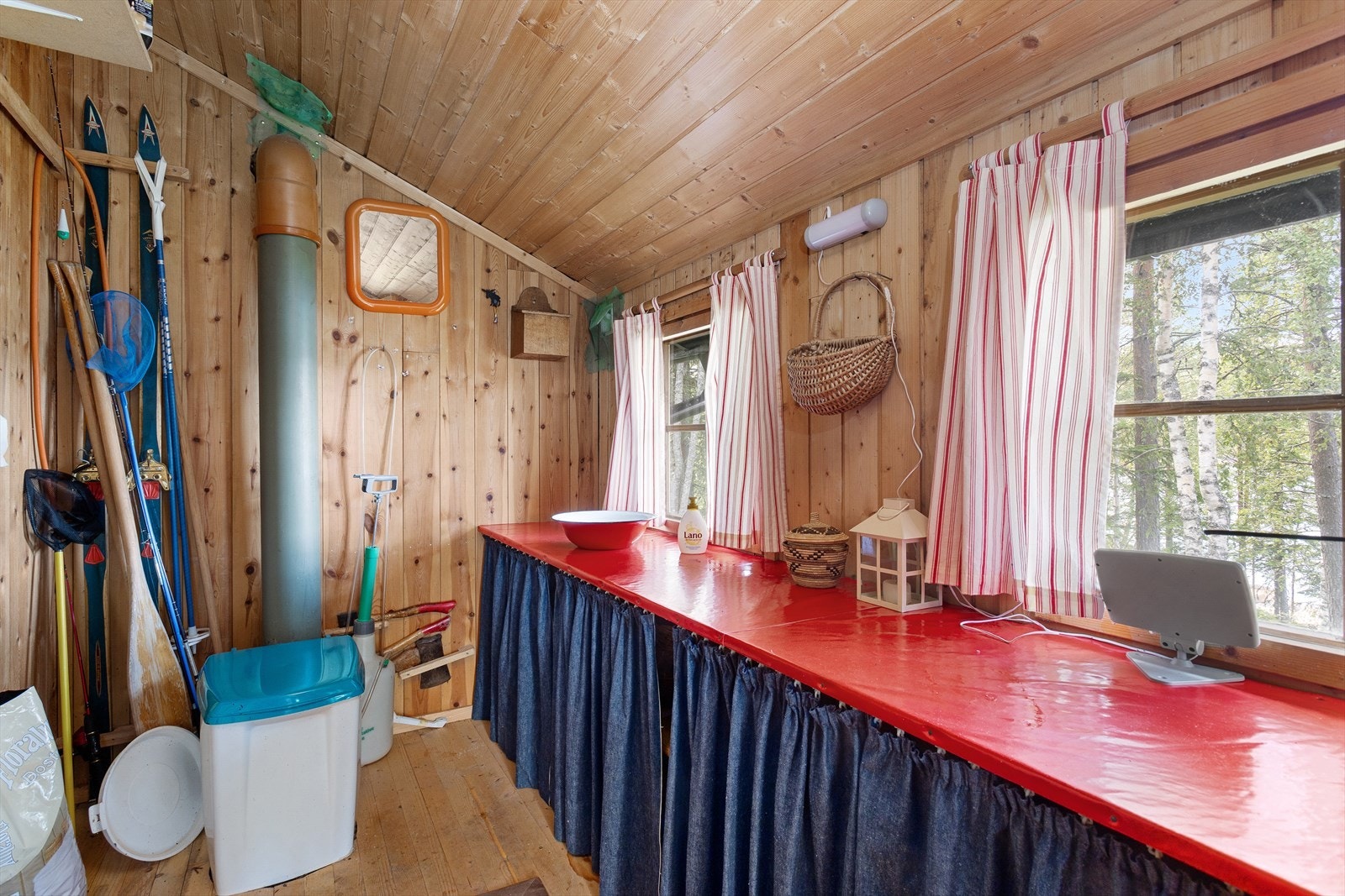 Toalettrommet mangler innlagt vann og strøm, og er utstyrt med et eldre biologisk toalett med avfallstank plassert utvendig. Galleribilde