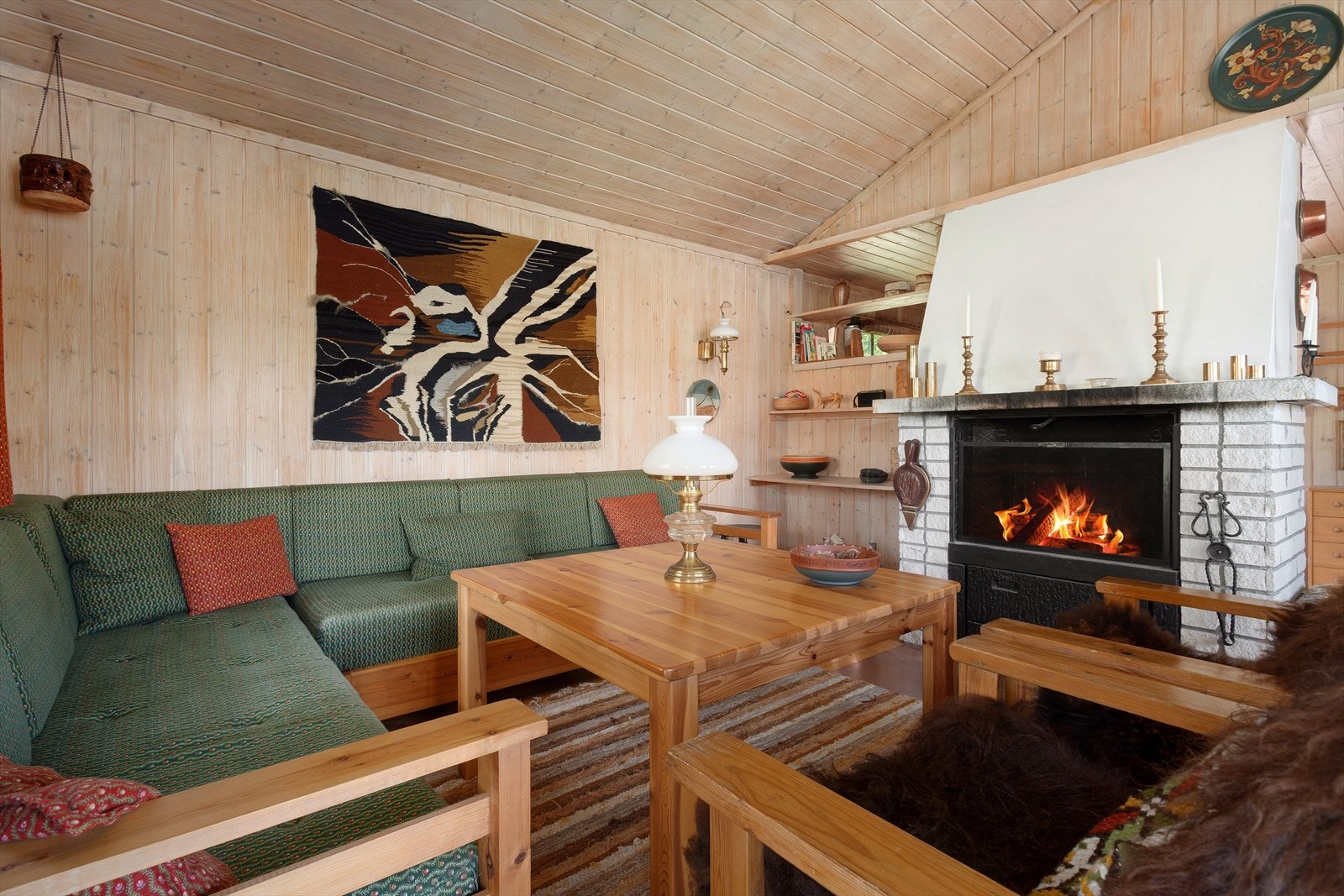 Rommet har en størrelse som tillater møblering av både sofa- og spisegruppe. Galleribilde