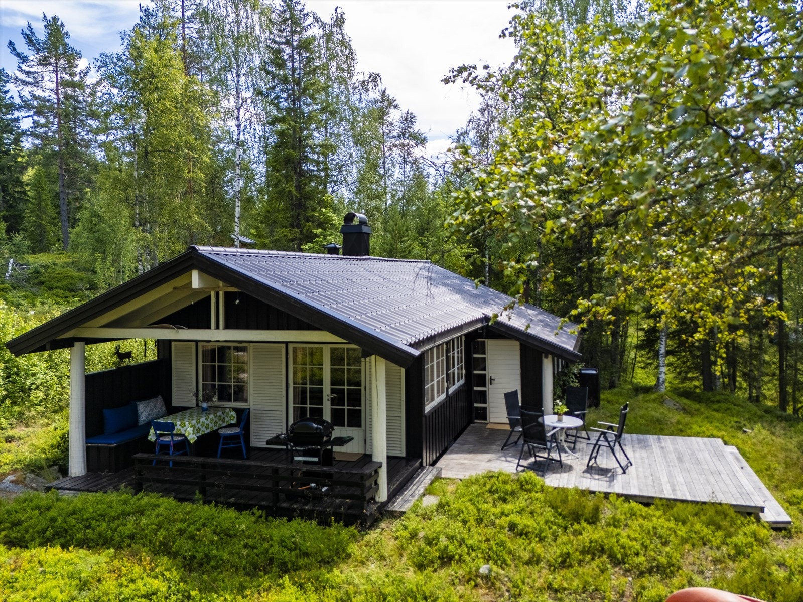 Hytta selges møblert unntak av enkelte personlige eiendeler. Det medfølger også kano, grill, veden som ligger under hytta, gass kjøleskap og gasskomfyr. Galleribilde