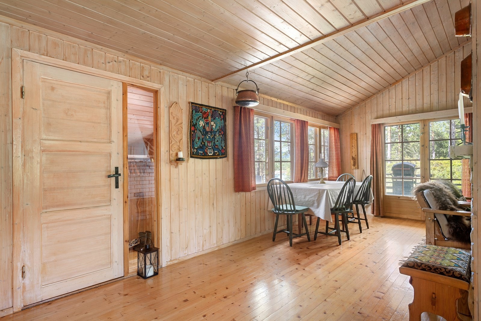 Hytta har ikke innlagt strøm, men varmes opp med ved. Galleribilde