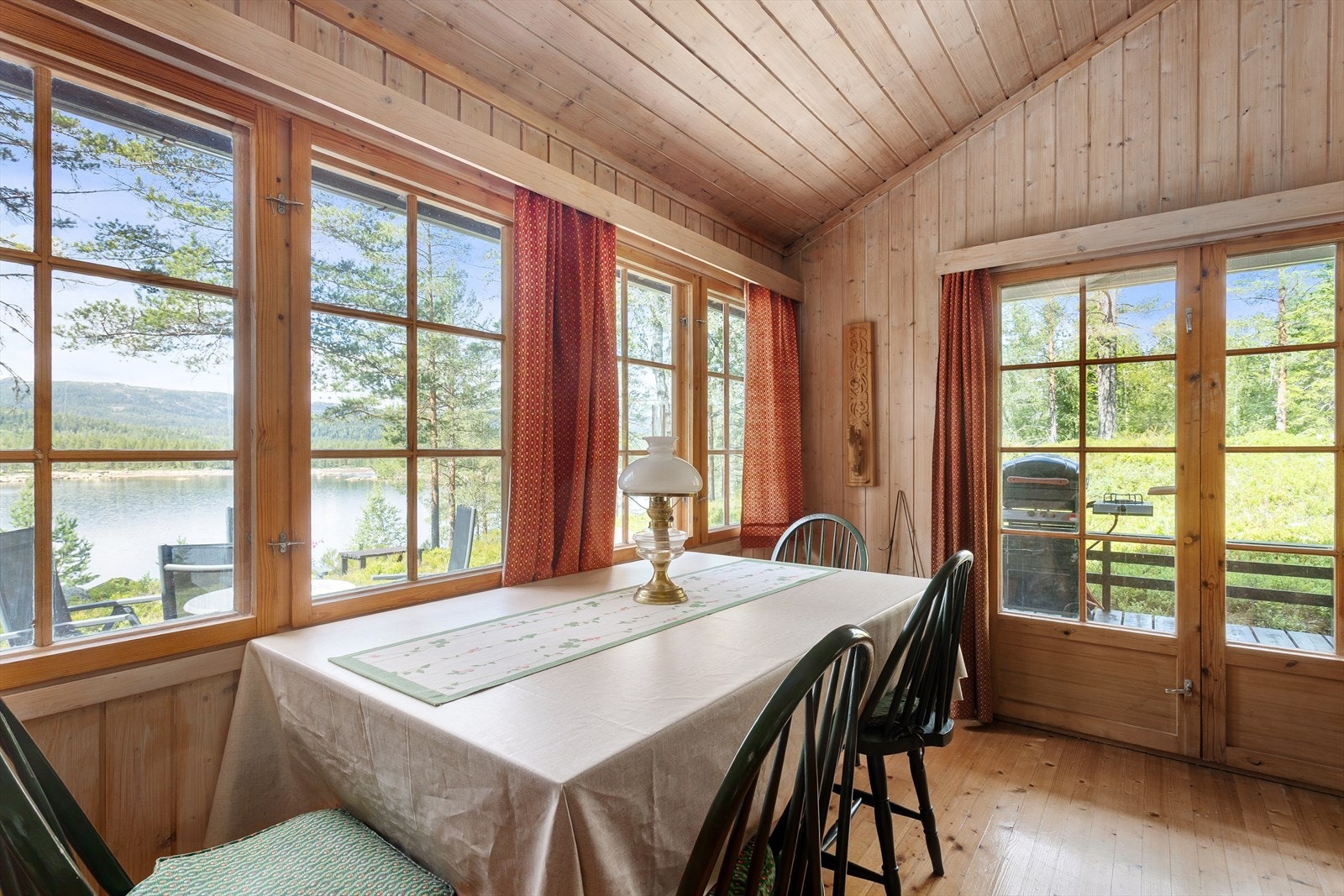 Fra spiseplassen kan man nyte den flotte utsikten! Galleribilde