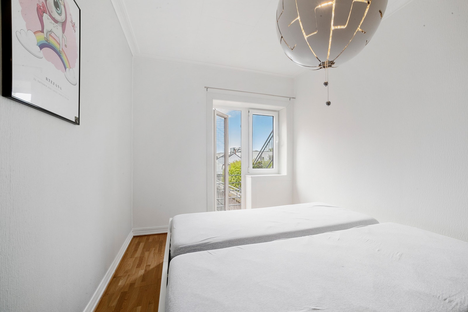 Soverom med balkong ut mot bakgården Galleribilde