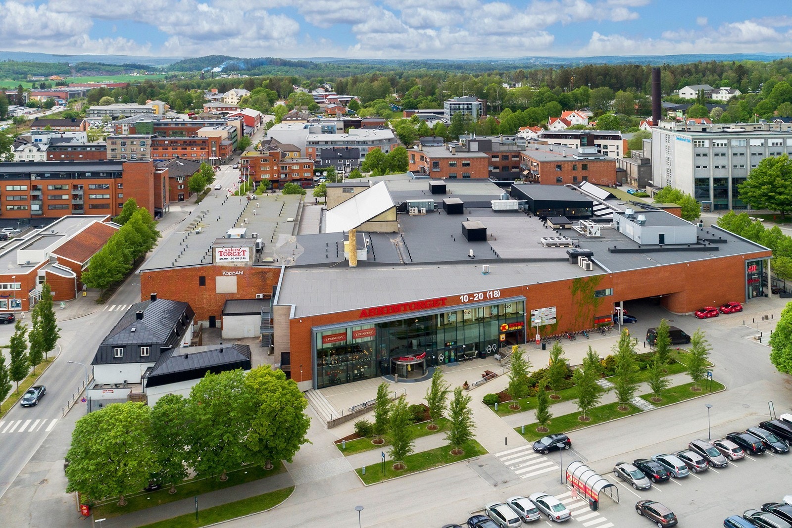 Østfoldbadet er til høyre for Askim torget, ca. 4 minutter fra boligen Galleribilde
