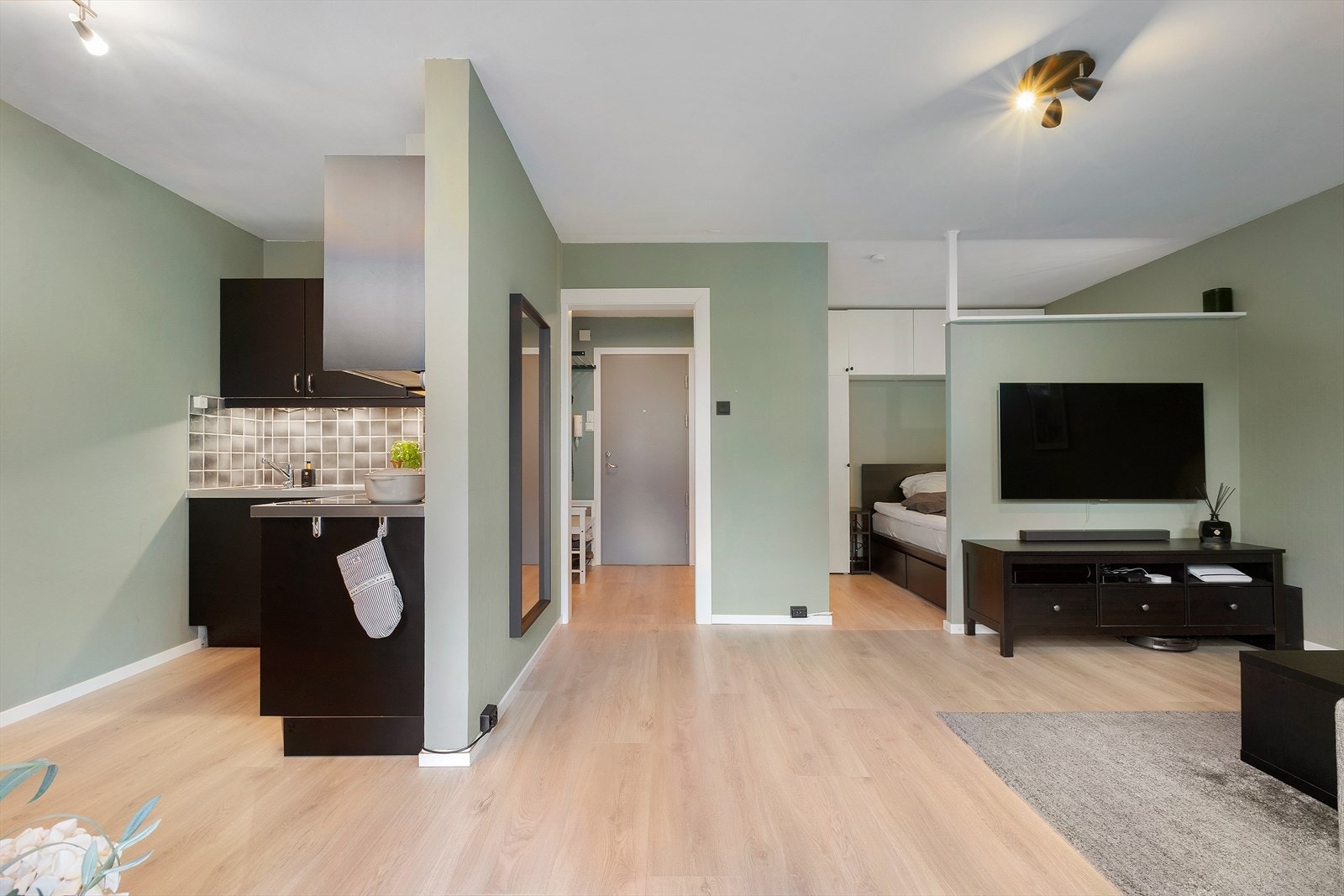 Delvis åpent mellom kjøkken og stue. Galleribilde