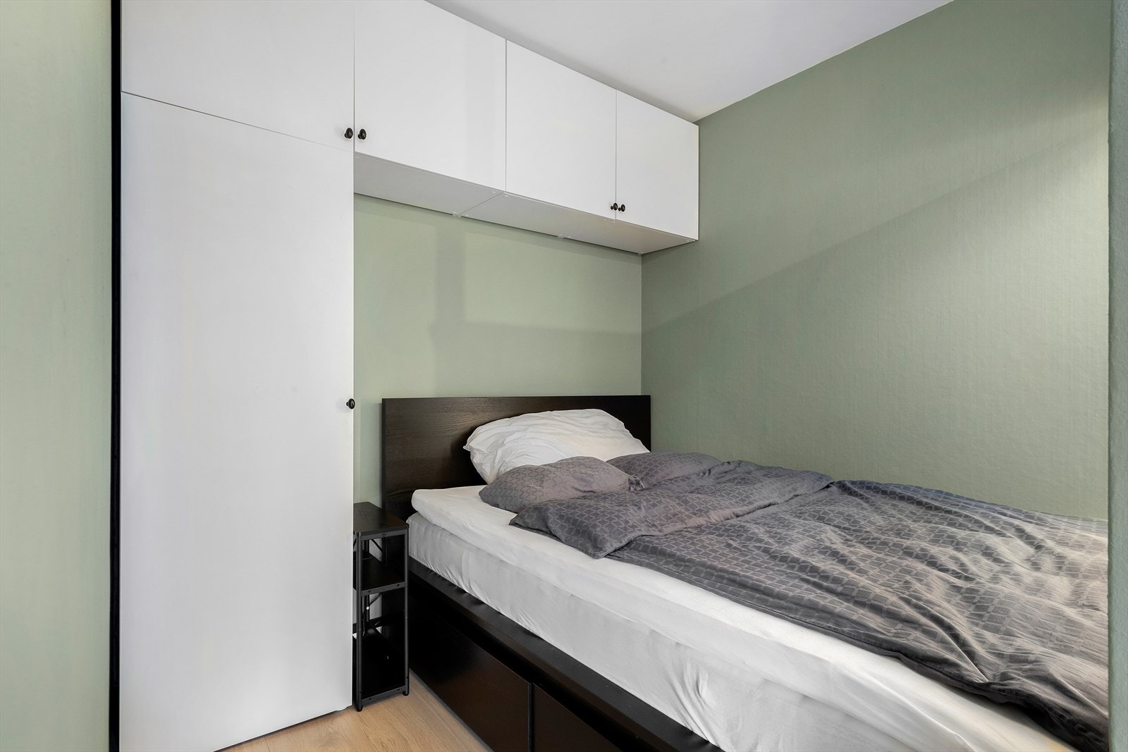 Praktisk sovealkove i tilknytning til stuen. Med praktiske skap til oppbevaring. Galleribilde