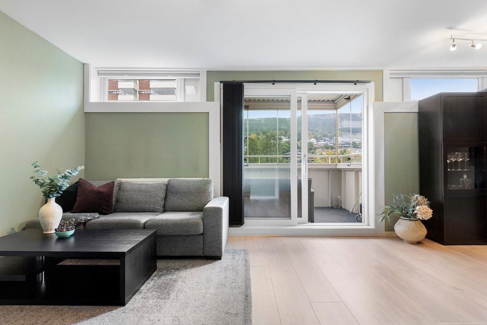 Fra stua er det utgang til innglasset balkong. Galleribilde