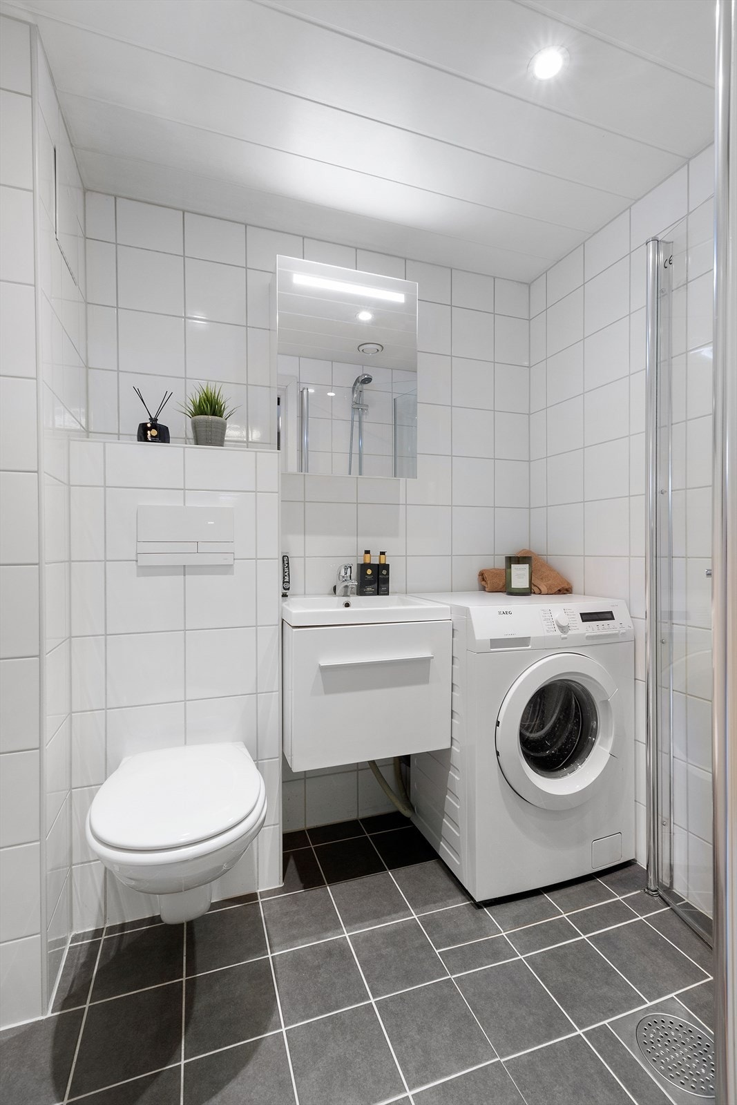 Veggene har fliser. Taket har mdf panel. Gulvet er flislagt. Rommet har elektriske varmekabler. Galleribilde