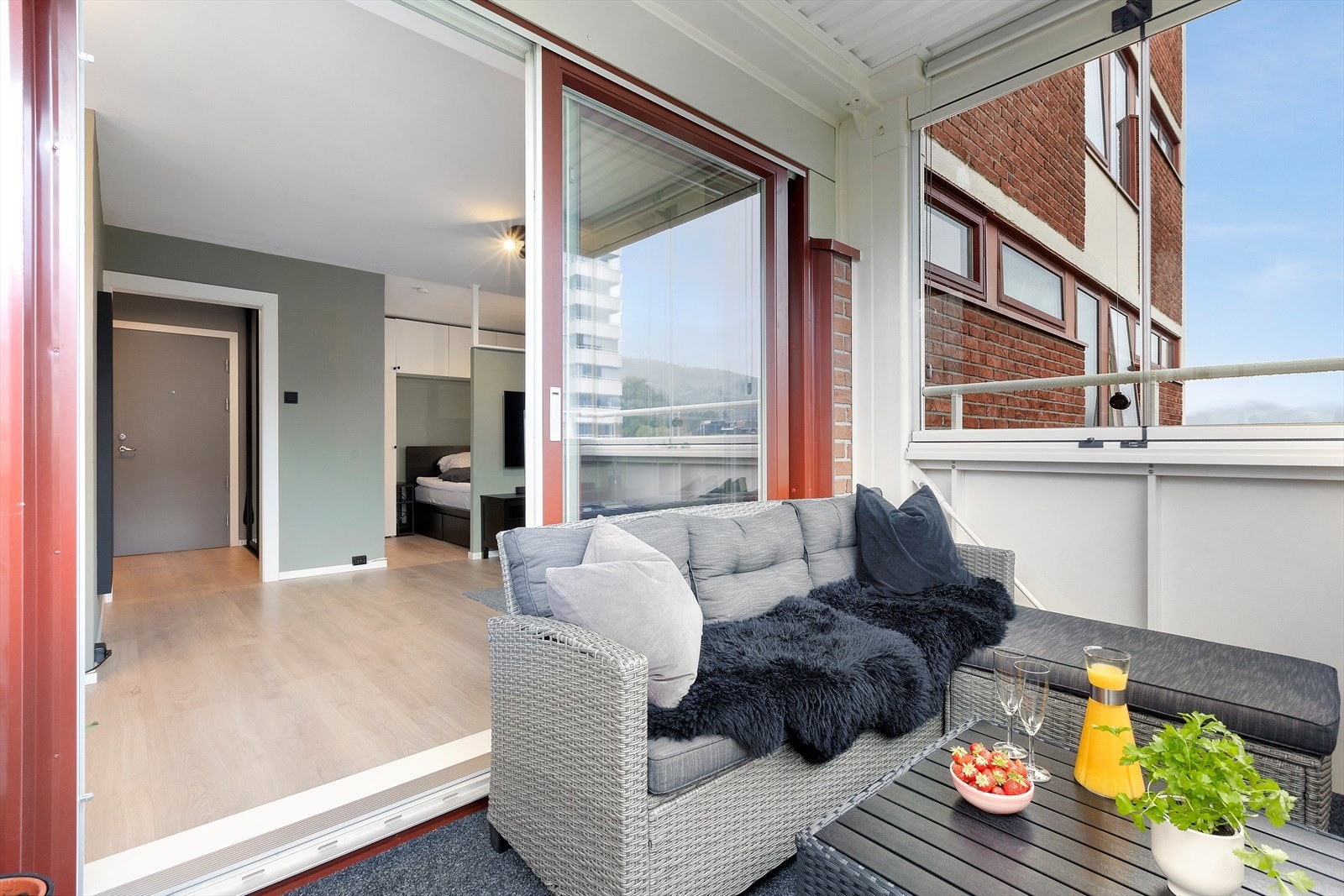 Den innglassede balkongen er fra 2021, med plass til en liten sittegruppe. Vinduene kan skyves helt opp eller igjen etter eget ønske. Galleribilde