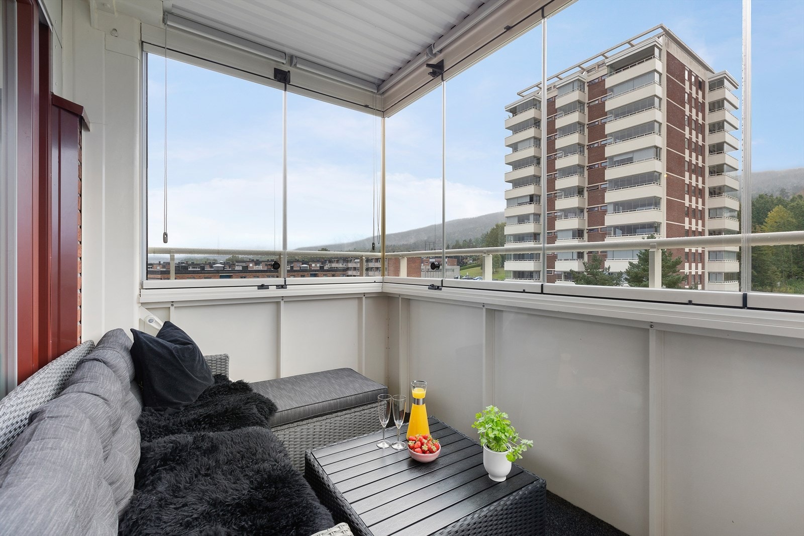 Leiligheten har en hyggelig innglasset balkong på ca 5 kvm. Galleribilde