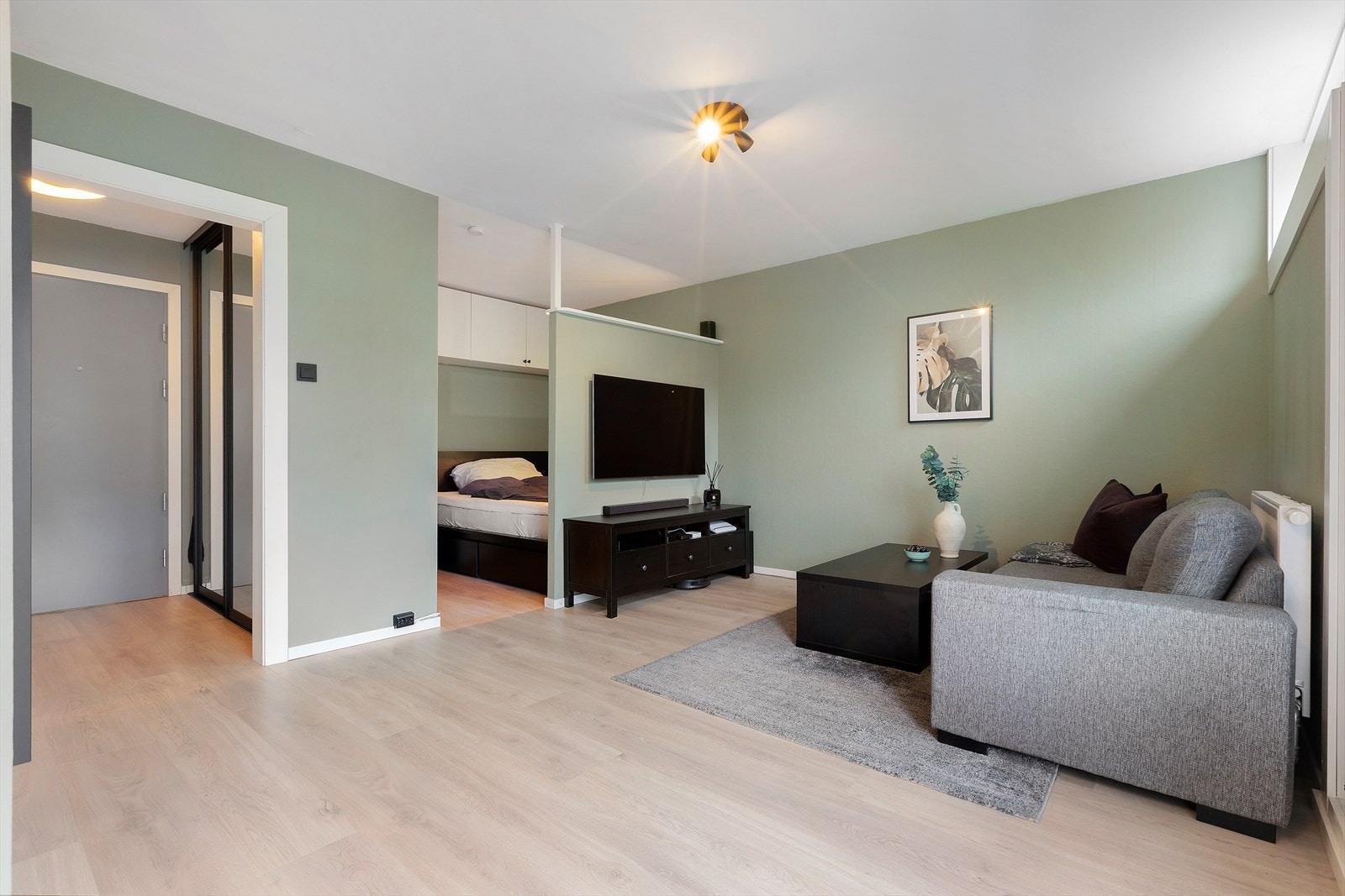 Fra stuen er det inngang til sovealkoven. Galleribilde