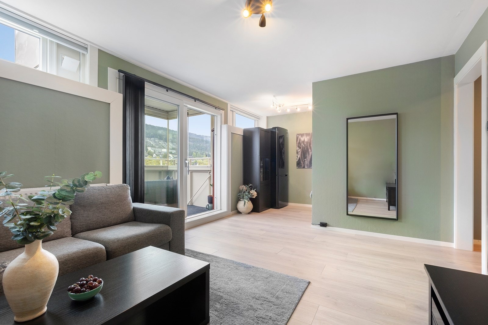 Innvendig er det gulv av laminat. Veggene har malte plater/mur. Innvendige tak har malte betongoverflater, gulvene er fra 2021. Galleribilde