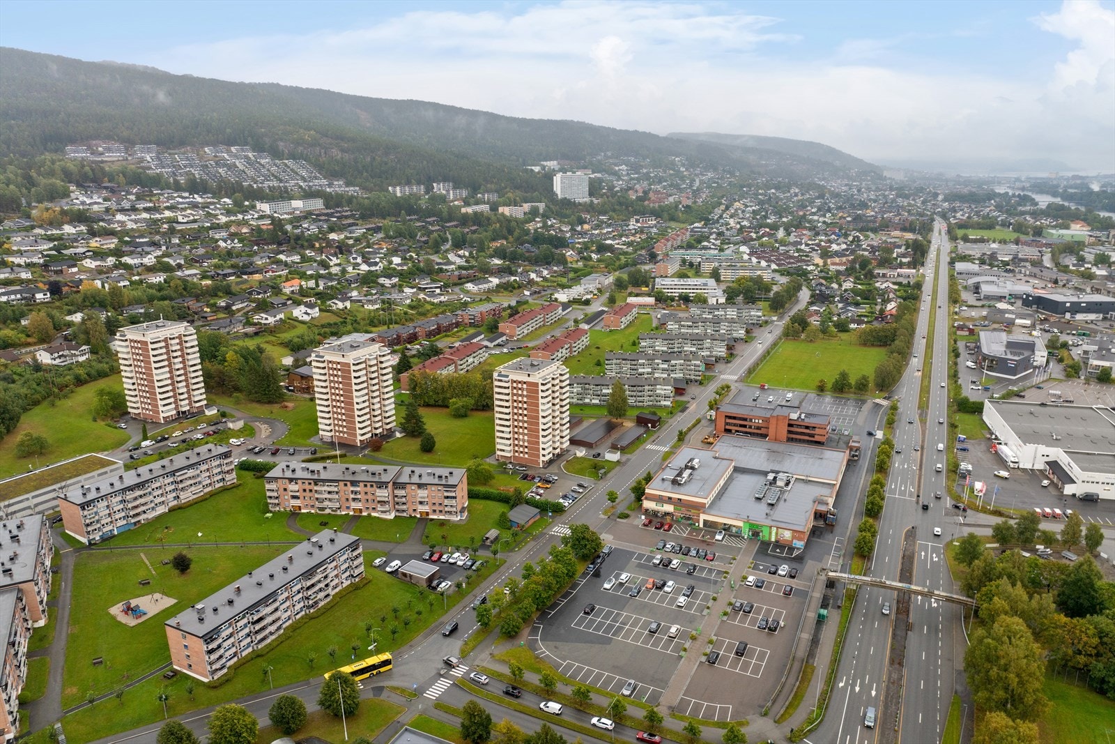 KIWI XXL ligger rett ved siden av bolig Galleribilde