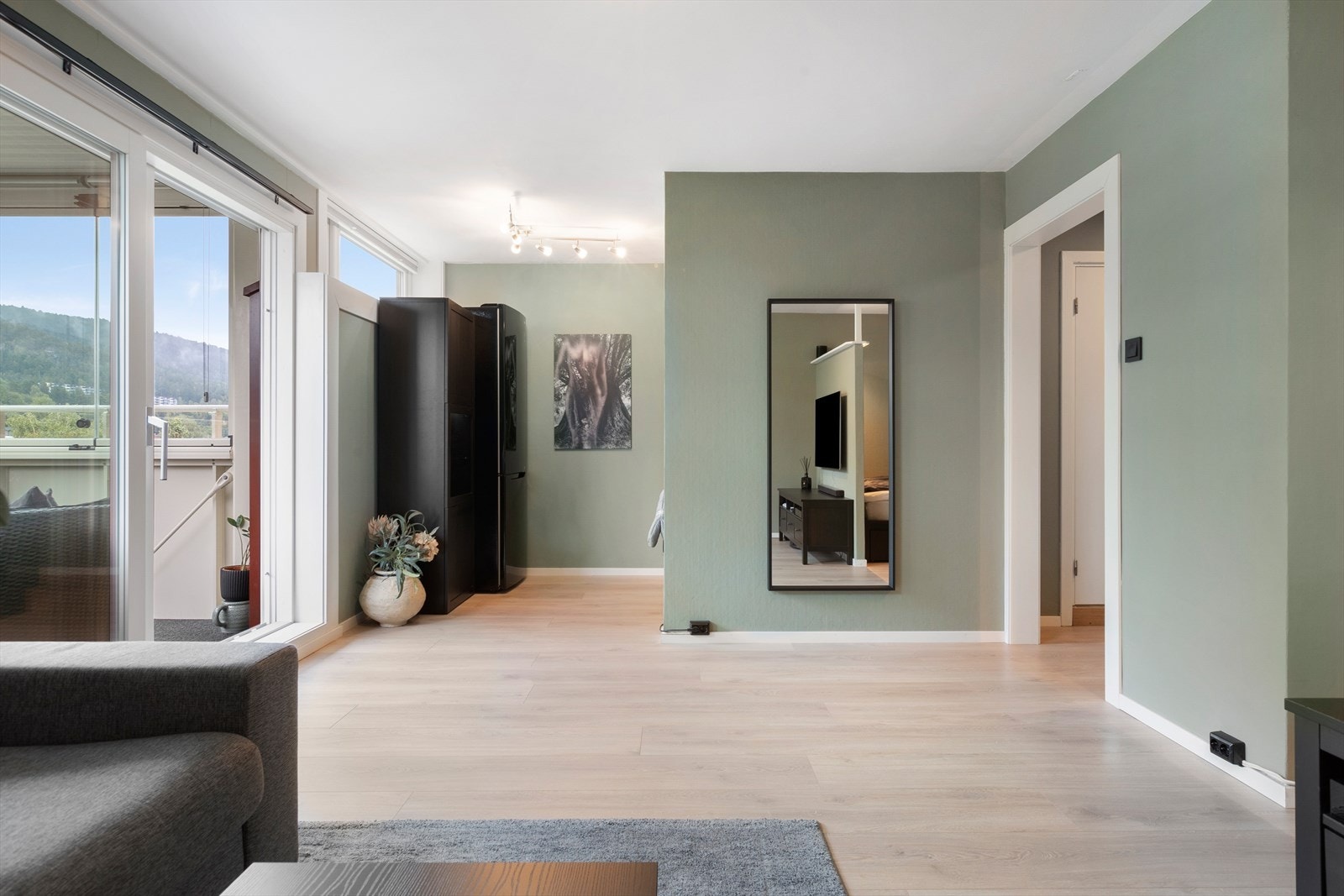 Lys og luftig stue med store vindusflater. Galleribilde