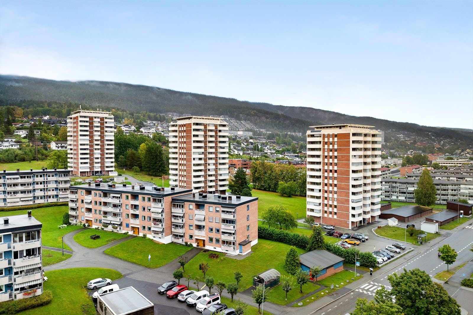 Leiligheten har en sentral beliggenhet på Åssiden med kort vei til de fleste servicetilbud, samt marka med flotte turmuligheter sommer og vinter. Galleribilde